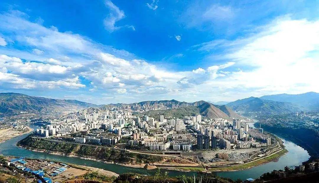 四川，多彩文化交织自然奇观